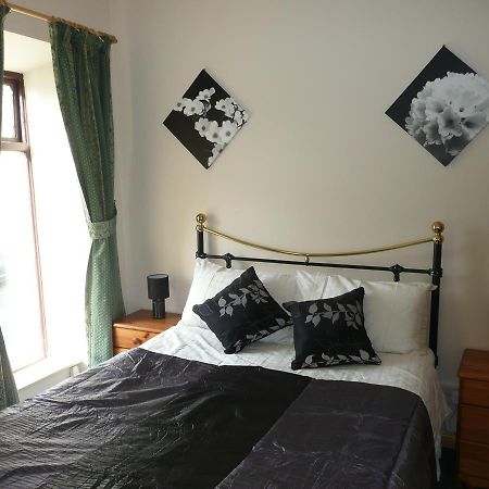 Barron'S Bed & Breakfast Moville Bagian luar foto