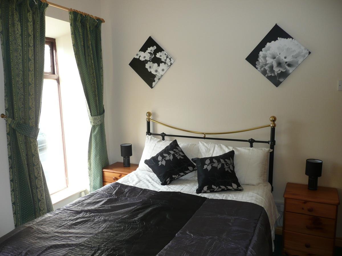 Barron'S Bed & Breakfast Moville Bagian luar foto